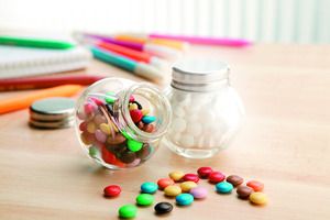 CHOCKY Elegant Glass Holder with Gourmet Chocolates - GiftRetail KC6640